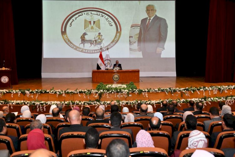 وزير الإنتاج الحربي يلتقي الحاصلين على البرامج القيادية لتعظيم الاستفادة من خبراتهم