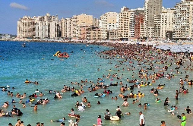 شواطئ شرق الإسكندرية ترفع لافتات كامل العدد فى ذروة موسم المصيف  
