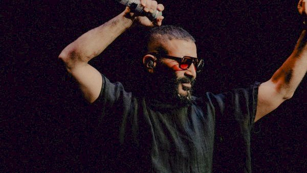 احمد سعد يمازح جمهور حفل استقبال بعثة منتخب مصر