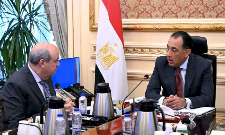 رئيس الوزراء يستعرض الموقف التنفيذي لمشروع مبني الركاب (٤) بمطار القاهرة الدولي
