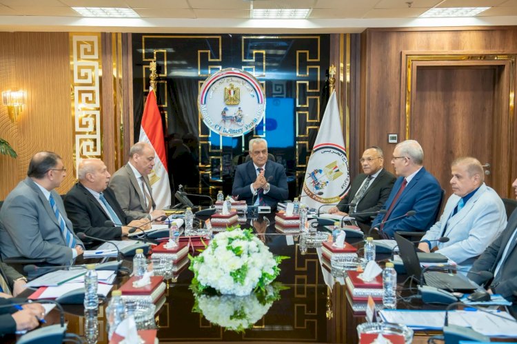 وزير الإنتاج الحربي يترأس اجتماع اللجنة العليا للقيادات لمتابعة منظومة التدريب