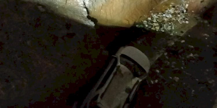إنقاذ سائق سقطت سيارته داخل حفرة فى المقطم