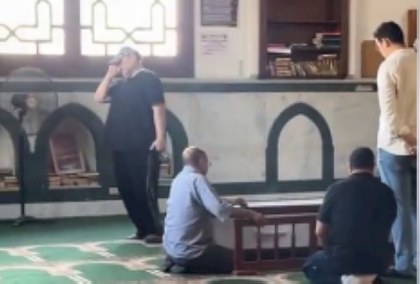 انهيار مدحت تيخا فى جنازة الفنان أحمد جلال عبد القوى