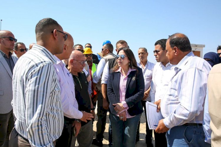 وزيرة الإسكان تتفقد محطة معالجة الصرف الصحي بمدينة مرسى مطروح