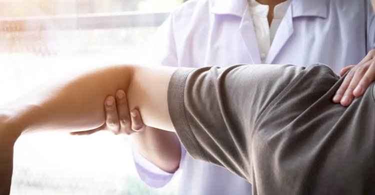 الكتف المتجمد.. الأسباب والأعراض وأبرز طرق العلاج