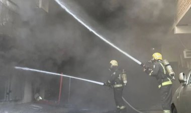 فرق الدفاع المدني بمدينة الدمام بالسعودية تكثف جهودها للسيطرة على حريق اندلع في مبنى تجاري