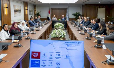 رئيس المنطقة الاقتصادية لقناة السويس يستقبل وفدًا عُمانيًا لبحث فرص التعاون والاستثمار