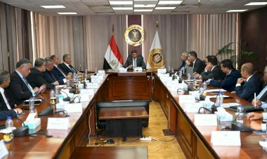 وزير الصناعة يبحث مع اتحاد الصناعات المصرية وممثلي شعبة الصناعات المغذية لصناعة السيارات