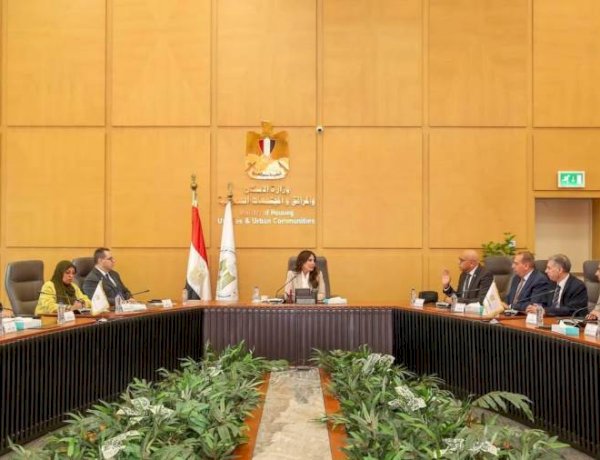 وزيرة الإسكان تلتقي مسئولي «مواصلات مدن مصر» لبحث تطوير منظومة النقل الجماعي بالمدن الجديدة