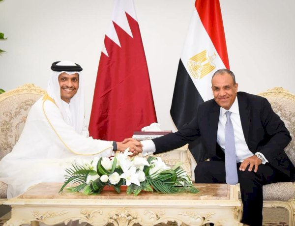 وزير الخارجية يبحث مع رئيس مجلس الوزراء قطر الشقيقة تعزيز العلاقات الثنائية