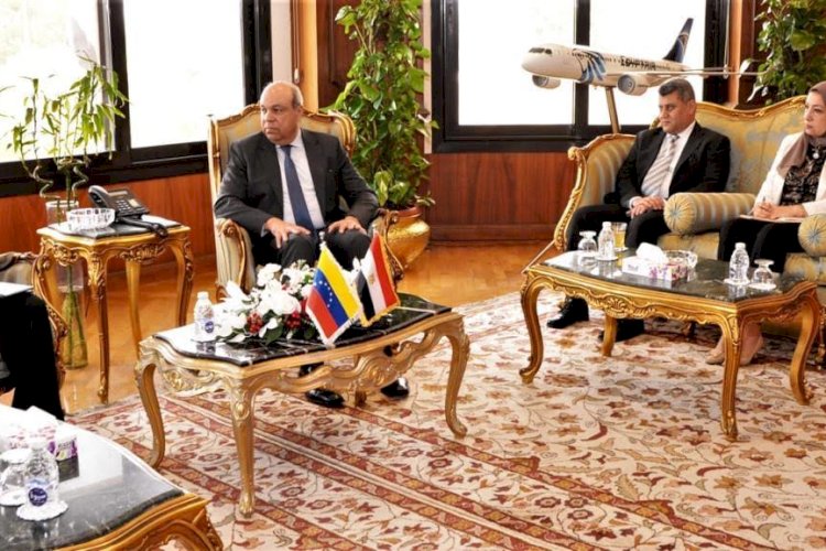 وزير الطيران المدني يبحث مع سفير فنزويلا بالقاهرة آفاق التعاون في مجال الطيران المدني
