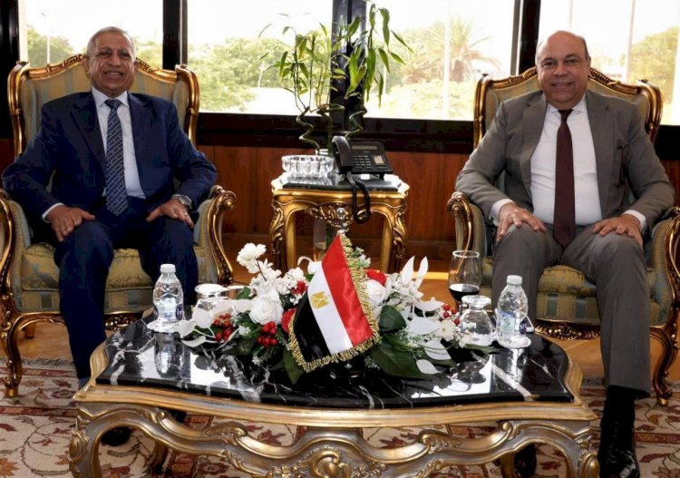 وزارة الطيران والأكاديمية العربية توقعان بروتوكولًا لتأهيل الكوادر وتنفيذ برامج الدراسات العليا للعاملين