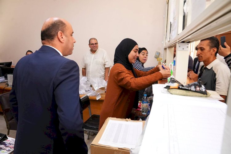 وزير العمل يفاجئ مديرية عمل القاهرة: خدمة المواطن أولوية.. وتوجيهات الرئيس السيسي منهج للعمل اليومي
