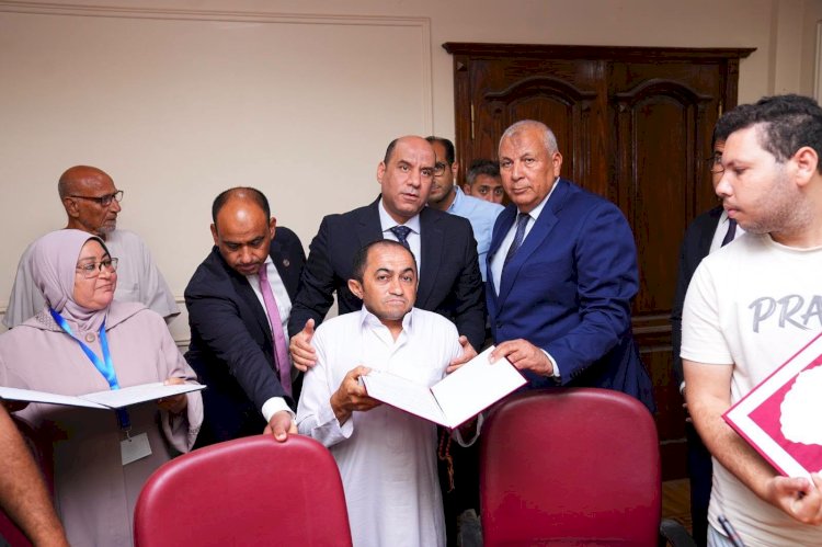 وزير العمل ومحافظ مطروح يسلّمان عقود عمل لذوي الهمم تنفيذًا لتوجيهات الرئيس السيسي