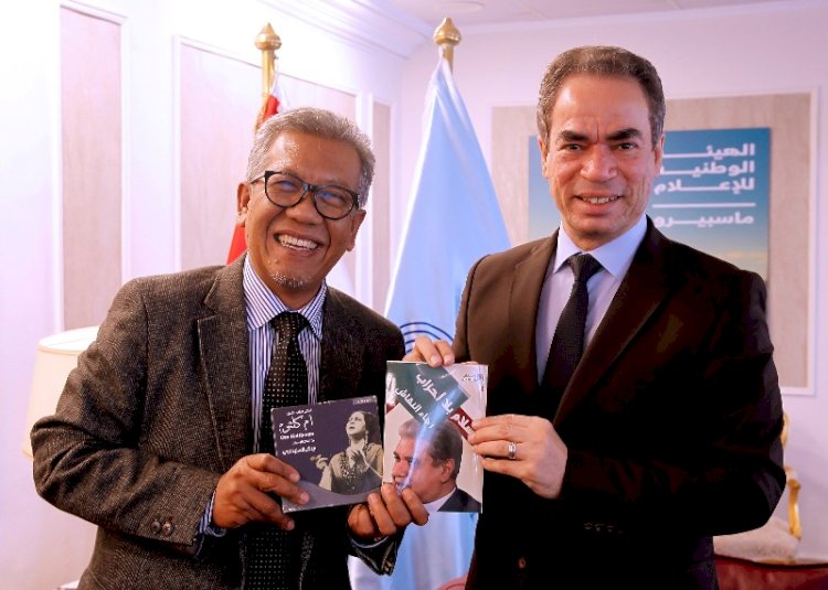 المسلمانى يهدى سفير أندونيسيا أغانى أم كلثوم وكتاب ماسبيرو "إسلام بلا أحزاب"