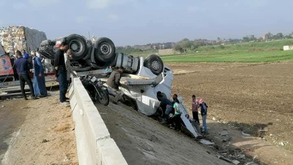 إصابة 8 أشخاص إثر انقلاب سيارة نقل بطريق جمصة فى الدقهلية