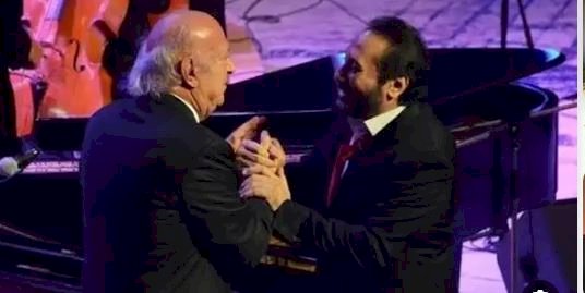 علي الحجار يكرّم عمر خيرت في تاسع حفلات 100 سنة غنا على مسرح الأوبرا