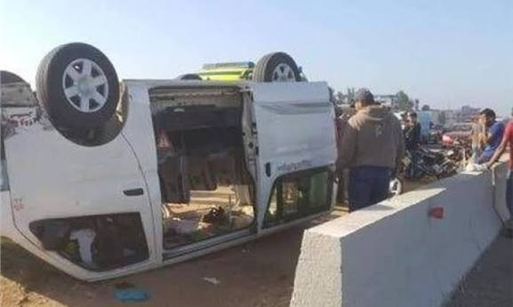 إصابة 5 أشخاص إثر اصطدام ميكروباص بعمود إنارة فى الوراق