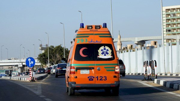 إصابة 3 أشخاص بينهم طفلة فى تصادم سيارة أجرة وتروسيكل بالبلينا