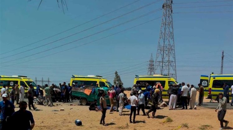 التضامن الاجتماعي تصرف التعويضات لأسر ضحايا حادث تصادم سيارتي نقل عمال بالإسماعيلية