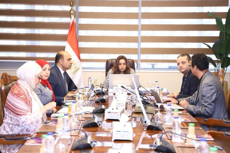 وزيرتا التنمية المحلية والبيئة تبحثان تطوير منظومة تراخيص المخلفات وتطبيق نظام المسؤولية الممتدة للمنتج
