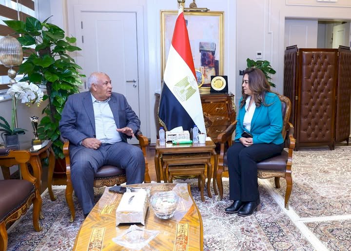 وزيرة التنمية المحلية تتابع مع محافظ مطروح مشروعات الخطة الاستثمارية وملفات التصالح والمخلفات والتقنين