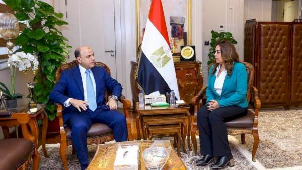 وزيرة التنمية المحلية تناقش مع محافظ الغربية إجراءات تنفيذ وإحكام منظومة المخلفات