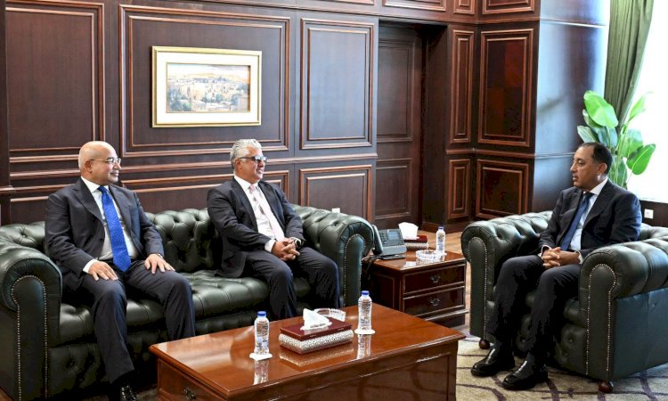 رئيس الوزراء يشهد مراسم تسليم وتسلم رئاسة الهيئة العامة للمنطقة الاقتصادية لقناة السويس