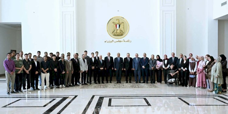رئيس الوزراء يلتقى أوائل طلبة شهادة الثانوية العامة