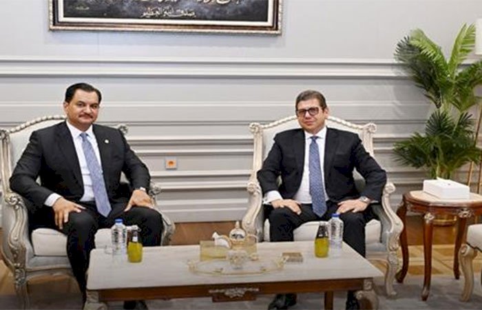 الوزير حسن رشاد رئيس المخابرات العامة يلتقى الفريق أول صدام حفتر بمدينة العلمين