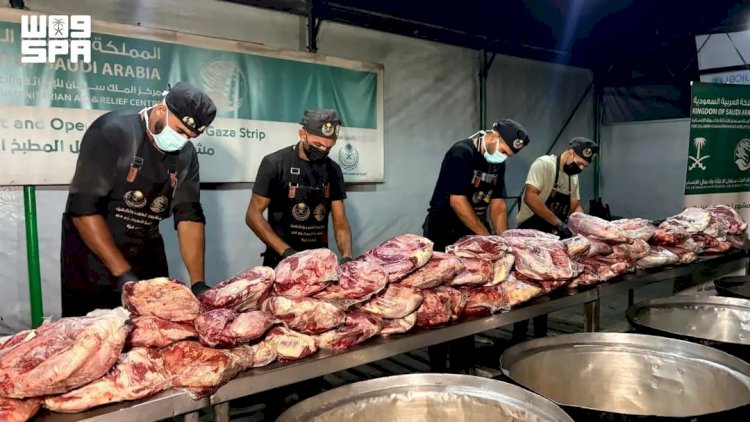 مركز الملك سلمان للإغاثة يواصل توزيع الوجبات الغذائية على الفئات الأكثر احتياجًا في قطاع غزة