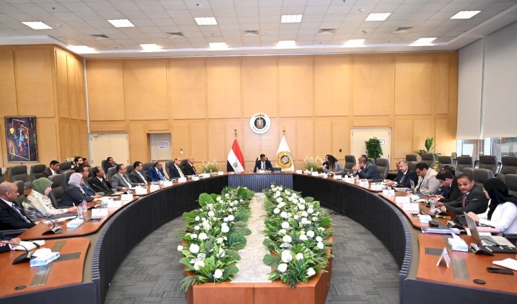 وزير الصناعة يترأس الاجتماع الأول للجنة تفضيل المنتج الصناعي المصري ويضع خارطة طريق تفضيل المنتجات المصرية في العقود الحكومية