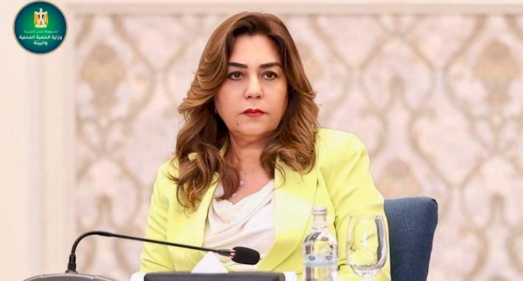 وزيرة التنمية  تتابع جهود جهاز شئون البيئة لاحتواء البقعة الزيتية برأس بدران بجنوب سيناء