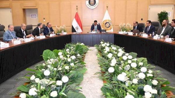 وزير الصناعة يعقد اجتماعًا موسعًا مع غرفة صناعات مواد البناء لبحث التحديات وسبل حلها