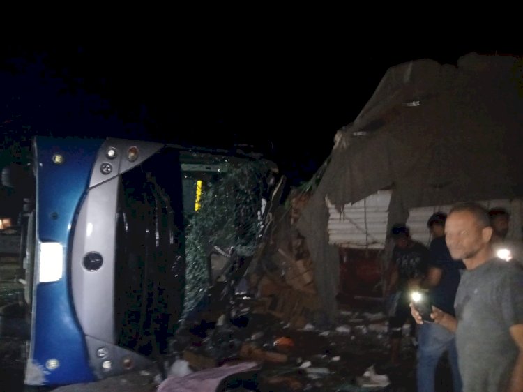 مصرع 4 أشخاص وإصابة 57 آخرين في حادث تصادم أتوبيس وتريلا على محور الضبعة