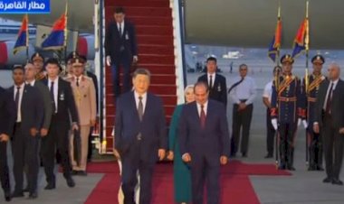 الرئيس السيسي يستقبل الرئيس الصيني وزوجته في مطار القاهرة