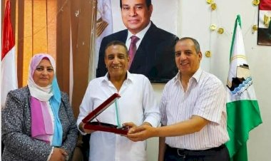 إدارة شمال الجيزة تكرم أنسي خليل باسيلي موجه أول الرياضيات 