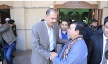 محافظ سوهاج يستمع لمطالب المواطنين عقب صلاة الجمعة بمسجد ناصر فى طما