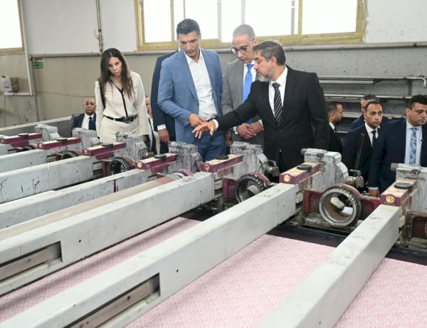 وزير الصناعة يتفقد مصنعين للصناعات النسيجية والتريكو والصباغة والطباعة والتجهيز بالمنطقة الصناعية الرابعة