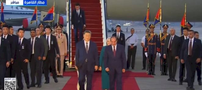 الرئيس السيسي يستقبل الرئيس الصيني وزوجته في مطار القاهرة