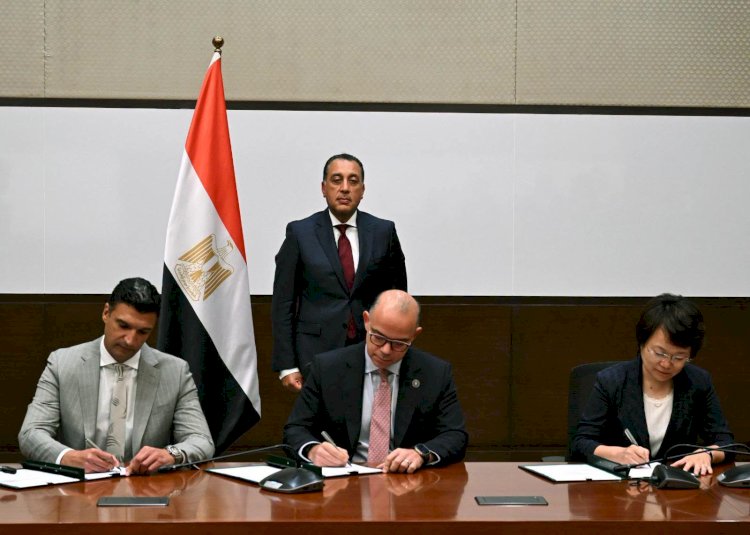 رئيس الوزراء يشهد توقيع مذكرة تفاهم لإقامة قاعدة لتخطيط وإنشاء مصانع السيارات ووسائل النقل في مصر