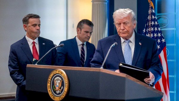 من بينهم مرتشٍ وتاجر مخدرات.. ترامب يعفو عن 30 شخصاً من سجون أمريكا