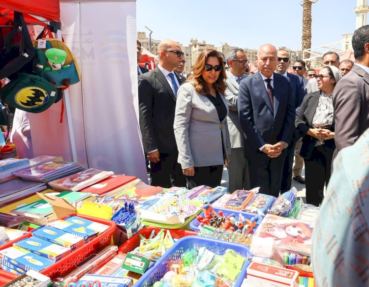 وزيرة التنمية المحلية ومحافظ القاهرة يتفقدان "بازار القاهرة" بمجمع السوق الحضاري