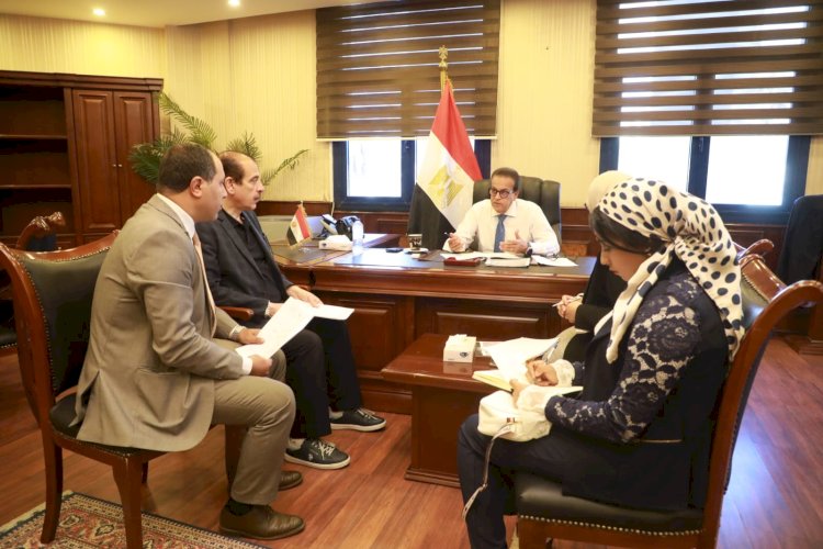 وزير الصحة يستعرض نتائج زيارة خبراء طب وجراحات الأجنة من بيرو لمستشفيات المؤسسة العلاجية