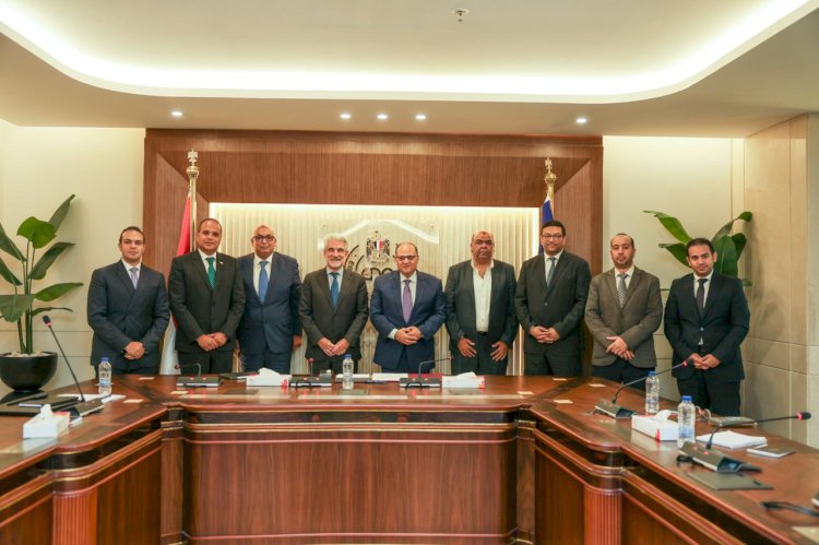 رئيس هيئة الدواء المصرية يبحث مع ممثلي شركة «آي كيو فيا» تعزيز التعاون في التحول الرقمي والذكاء الاصطناعي والبيانات الدوائية