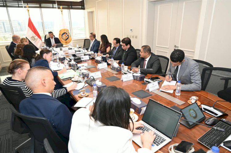 وزير الصناعة يبحث مع وفد البنك الأوروبي لإعادة الإعمار والتنمية مشروعات البنك في مصر