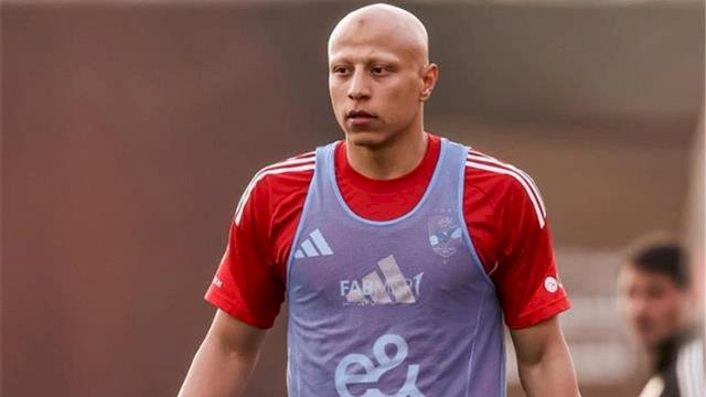 عمر الجزار مدافع الأهلي يتوجه إلى ألمانيا اليوم لإجراء جراحة الصليبي