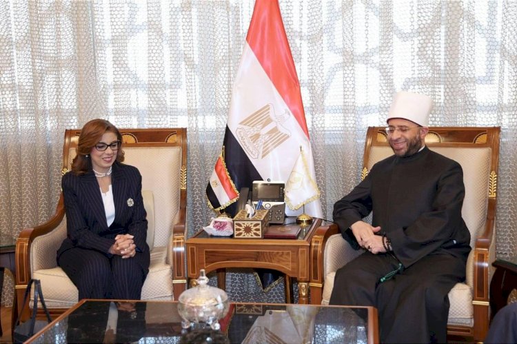 وزير الأوقاف يلتقي السفيرة أميرة فهمي قبيل توليها مهامها لدى سنغافورة