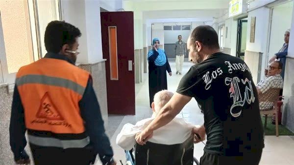 التضامن الاجتماعي : التدخل السريع يستجيب لبلاغ عن مسن بلا مأوى بالمنصورة وينقله إلى دار للرعاية