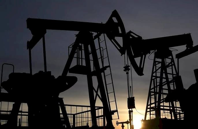 النفط يصعد بأكثر من 1% بعد رفض ترامب لمقترح سلام إيراني لإعادة فتح مضيق هرمز
